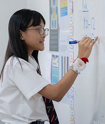 Primary pupils enjoying interactive classroom activities that nurture curiosity, creativity, and independent thinking.