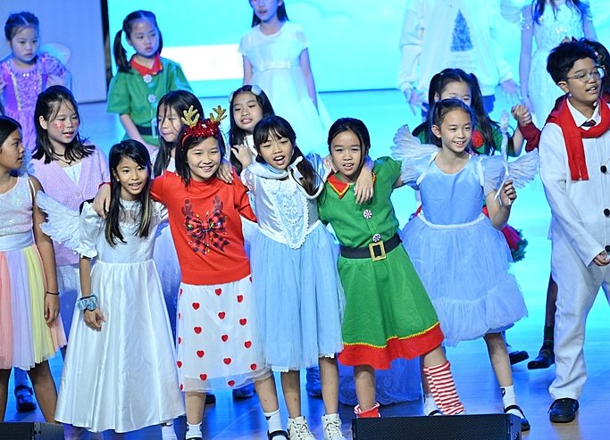  Happy Prep pupils presenting a stage performance at Brighton College Bangkok Vibhavadi open house 