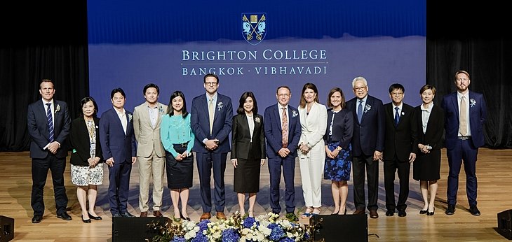 Group photo at the Grand Opening of Brighton College Bangkok Vibhavadi with distinguished guests, governors, and school leadership. 