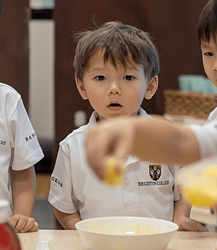 บรรยากาศการเรียนรู้ผ่านการเล่นอย่างมีเป้าหมายในโรงเรียนอนุบาลนานาชาติในกรุงเทพ