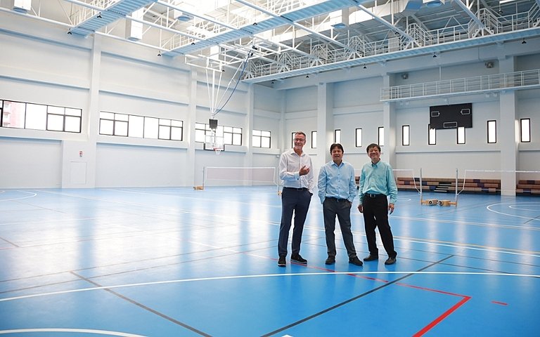  Brighton College UK Design Director touring Vibhavadi campus in Bangkok, sharing expertise to enrich global curriculum design. 