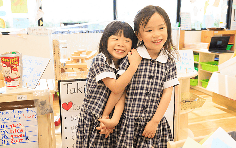  คุณครูดูแลเด็กอย่างใกล้ชิดในโรงเรียนอนุบาลนานาชาติในกรุงเทพ ภายใต้สภาพแวดล้อมที่อบอุ่น 