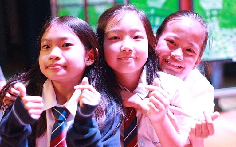  Year 5 pupils exploring creativity and expressing their perspectives through the “They See the World Like This” art exhibition. 