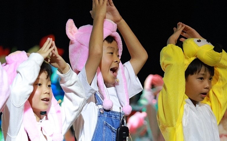  KS1 pupils exploring storytelling and creative expression through an imaginative production inspired by The Three Little Pigs. 