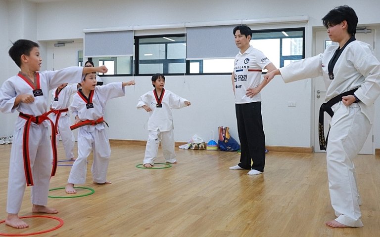  Pupils enjoying an unforgettable opportunity to learn from Coach Choi Young Seok, promoting teamwork, discipline, and confidence. 