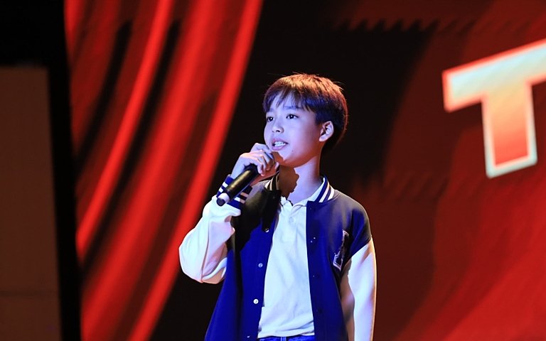  A talented pupil performs a piano solo at Brighton College Vibhavadi’s Senior Talent Show, showcasing musical excellence. 