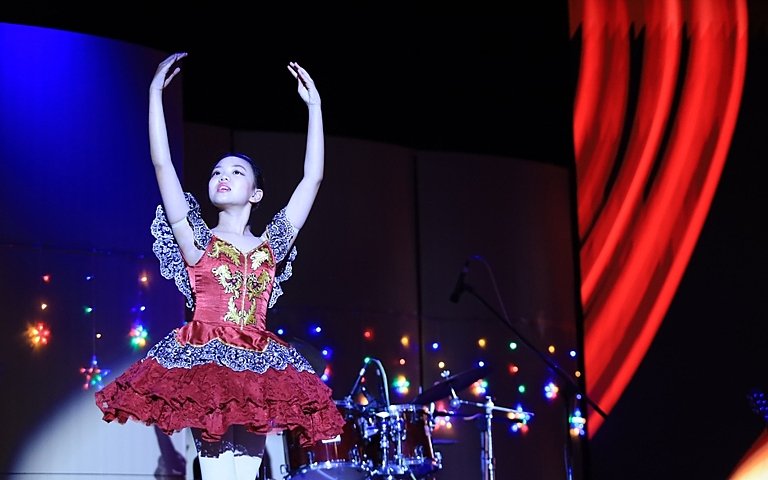  Senior pupils perform a creative dance routine at Brighton College Vibhavadi’s Senior Talent Show. 