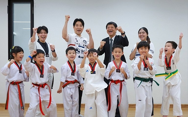  Pupils developing confidence and resilience through a memorable visit from Coach Choi Young Seok as part of a British curriculum education. 