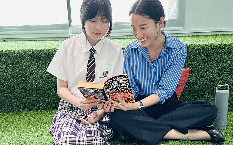  student reading 3  