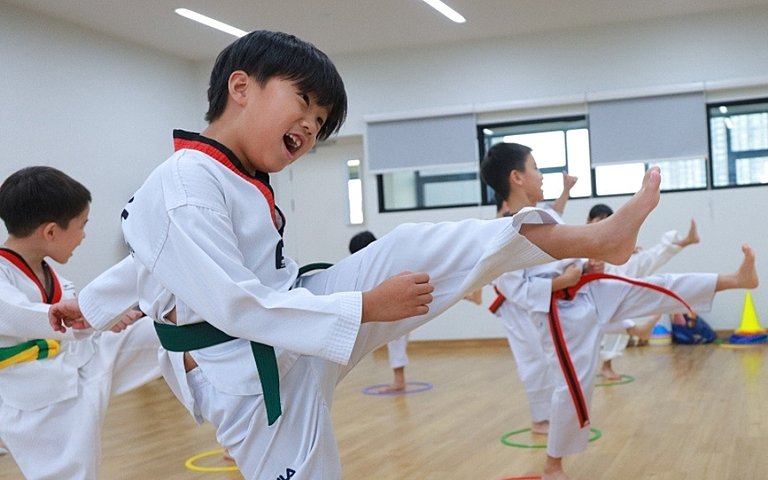  Coach Choi Young Seok motivating pupils to achieve their personal best through sport and determination. 