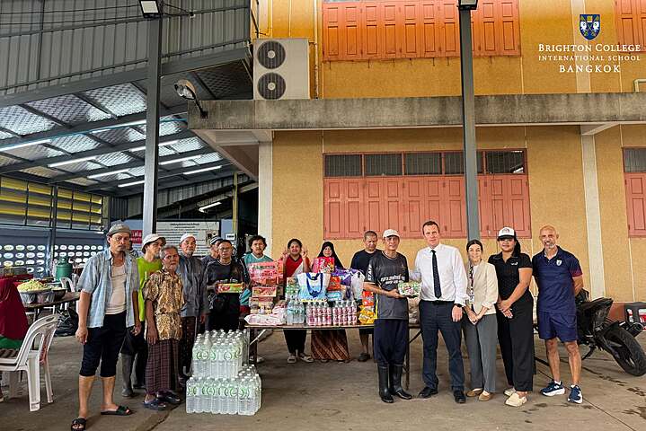  flood donations to the Wang Yai neighbourhood 