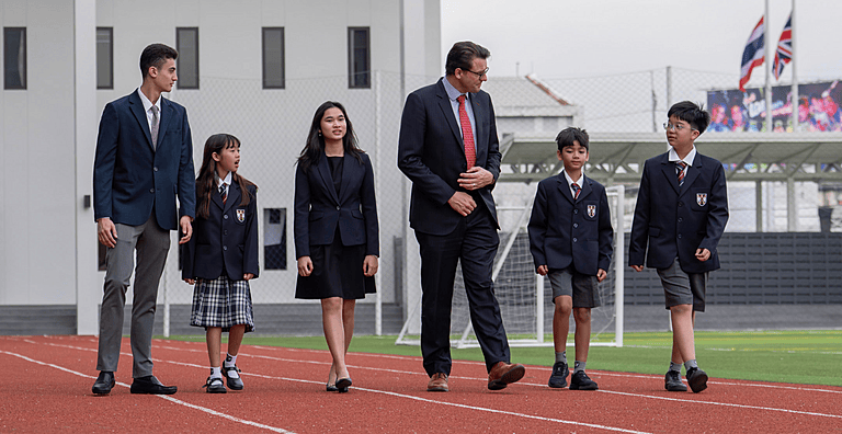  ผู้ปกครองพูดคุยกับครูและทีมผู้บริหารในกิจกรรม Open House ของโรงเรียนนานาชาติ 