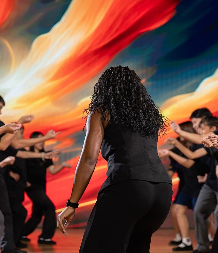  นักเรียนแสดงและเล่นดนตรีบนเวทีของโรงเรียนนานาชาติ ไบรท์ตัน คอลเลจ วิภาวดี 