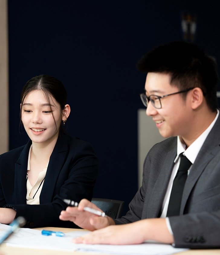  Pupil engaging in a peer-to-peer conversation at Brighton College Vibhavadi, showing strong student connections and a collaborative Sixth Form environment. 