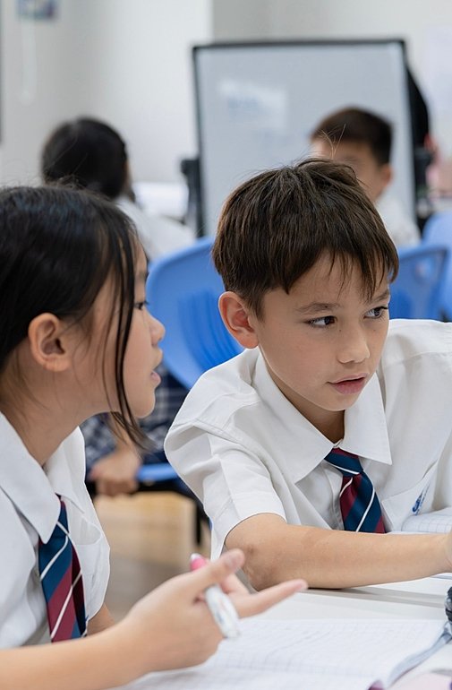  นักเรียนเรียนรู้ในห้องเรียนของโรงเรียนอินเตอร์วิภาวดี ไบรท์ตัน คอลเลจ 